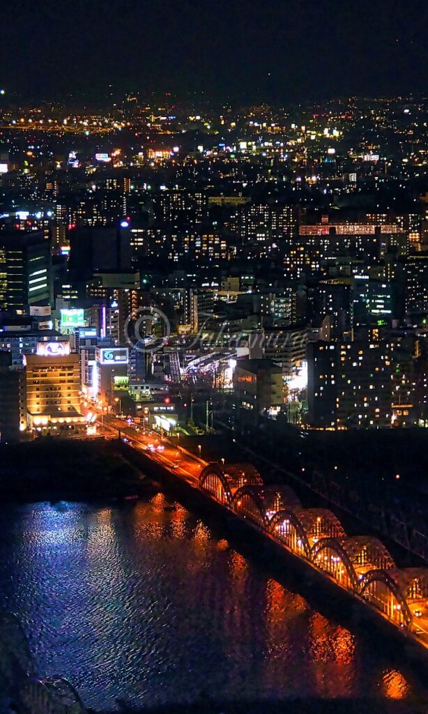 梅田スカイビル展望台から撮影した鮮やかな淀川やビル群の写真風景