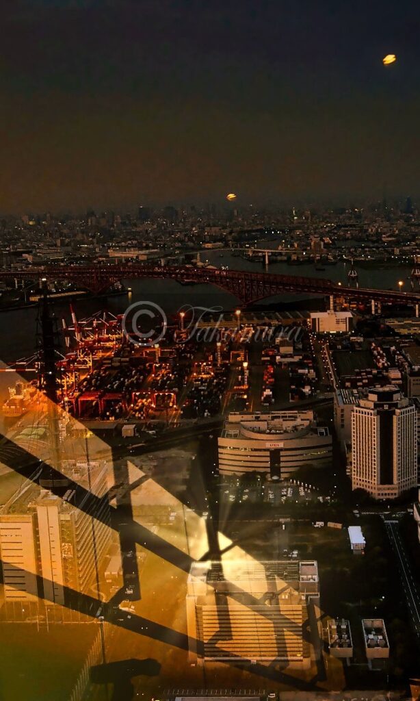 大阪・さきしまコスモタワー展望台から見た街や海、展望台のガラスに反射する夕日などの写真