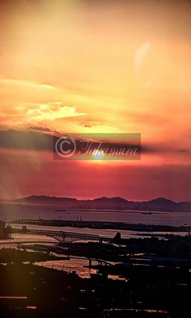 あべのハルカス300展望台から見た赤く染まる夕焼け空、山や海などの写真