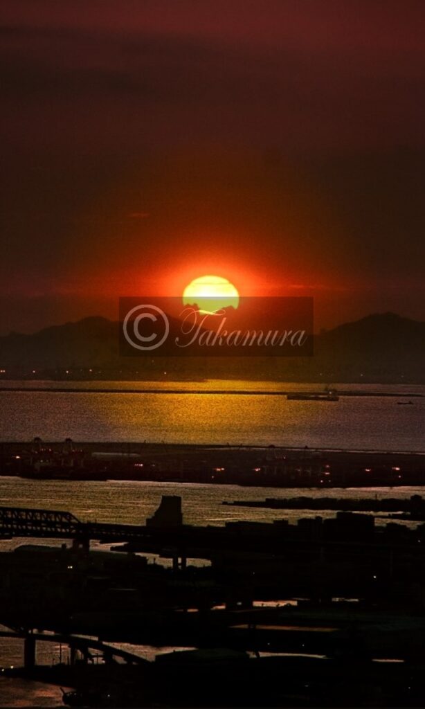 あべのハルカス300展望台から見た鮮やかな海や山と夕焼け写真